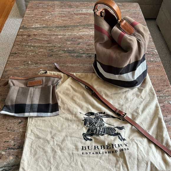 Burberry Ashby Bucket Bag - Picture 6 of 7